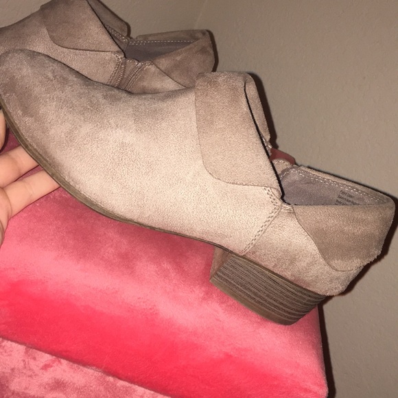 Cute boots never worn tag still on - Picture 3 of 6